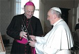 Olomoucký arcibiskup předal papeži plastiku sv. Cyrila a Metoděje